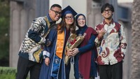 Cinta Kuya bersama keluarga saat diwisuda. (Foto: dok Instagram astridkuya / dd.yansens)