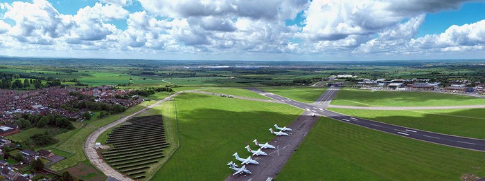 Cranfield University punya bandara sendiri.