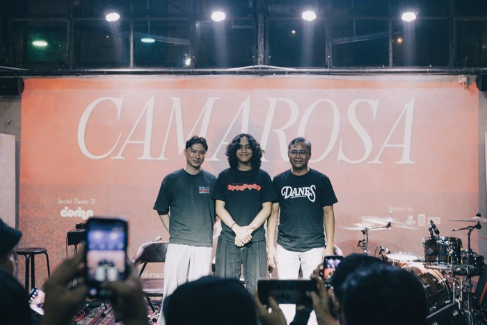 Danes Rabani memperkenalkan album debut Camarosa dalam showcase intim di M Bloc Space. Iwan Fals memberikan pengaruh besar dalam perjalanan musiknya.