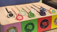 Kolaborasi Swatch dan Audemars Piguet dijual dengan harga jauh lebih rendah dibanding model mewah aslinya. Jam tangan yang memadukan gaya pop-art Swatch era 1980-an dengan bezel segi delapan khas Audemars Piguet itu dijual sekitar 400 hingga 420 dolar AS atau setara Rp7,1 juta hingga Rp7,4 juta. Harga tersebut jauh lebih murah dibanding jam tangan mewah Audemars Piguet yang biasanya dibanderol hingga puluhan bahkan ratusan juta rupiah, sehingga banyak pembeli kembali menjual Royal Pop secara online dengan harga melonjak tinggi. REUTERS/Anja Guder