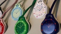Permintaan tinggi membuat jam tangan Royal Pop kembali dijual secara online dengan harga berlipat. Model Royal Pop “Huit Blanc” yang dijual di platform jam tangan online di Jerman pada Senin (18/5) dipatok sekitar 2.015 euro atau setara Rp41,5 juta. Berdasarkan foto kwitansi yang beredar, jam tangan tersebut dibeli di Stuttgart, Jerman, pada Sabtu (16/5) dengan harga 385 euro atau sekitar Rp7,9 juta. REUTERS/Lisi Niesner