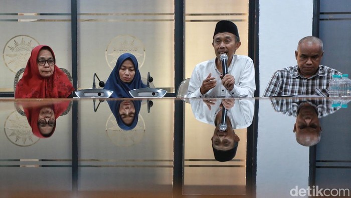 Ahmad Bahar bersama anaknya, Ilma S, dan istrinya, Yenni Nur, memberikan keterangan pers di kantor PP Muhammadiyah, Jakarta, Selasa (19/5/2026).
