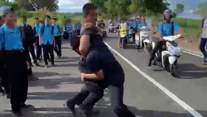 Dua pelajar di Parepare duel di jalanan gegara saling ejek.