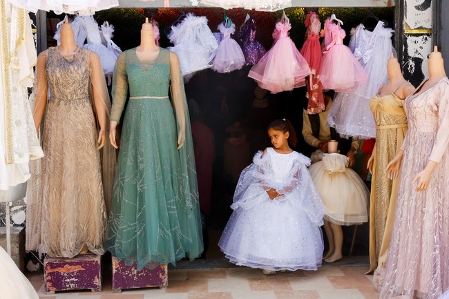 Kondisi ini membuat biaya gaun pengantin dan pakaian anak naik drastis. Kami hidup dalam lingkaran perang yang terus berdampak pada kehidupan kami, katanya. Foto: REUTERS/Mahmoud Issa