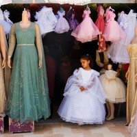 Kondisi ini membuat biaya gaun pengantin dan pakaian anak naik drastis. Kami hidup dalam lingkaran perang yang terus berdampak pada kehidupan kami, katanya. Foto: REUTERS/Mahmoud Issa