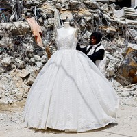 Foto: Pengantin Gaza Andalkan Gaun Bekas untuk Menikah di Tengah Perang
