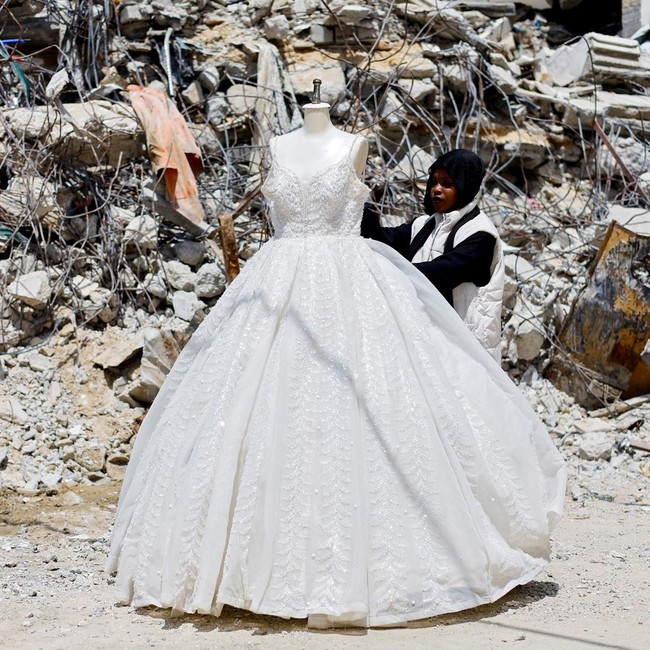 Foto: Pengantin Gaza Andalkan Gaun Bekas untuk Menikah di Tengah Perang