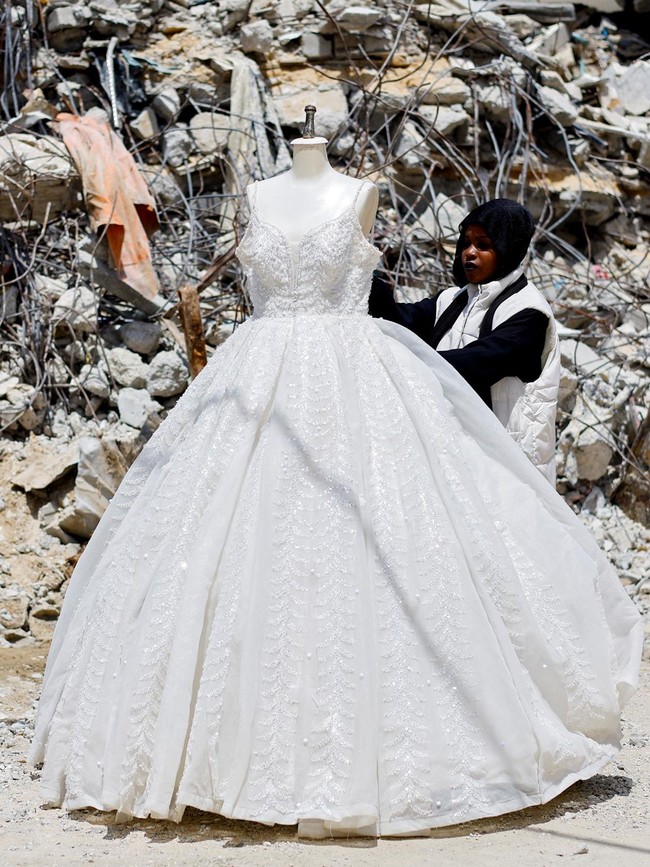 Foto: Pengantin Gaza Andalkan Gaun Bekas untuk Menikah di Tengah Perang
