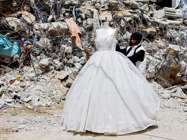 Foto: Pengantin Gaza Andalkan Gaun Bekas untuk Menikah di Tengah Perang