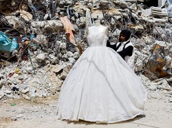 Foto: Pengantin Gaza Andalkan Gaun Bekas untuk Menikah di Tengah Perang