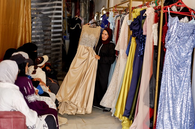 Calon pengantin di Gaza, Palestina kesulitan menemukan gaun pengantin baru. Para importir menyebut keterlambatan pengiriman, ongkos logistik yang mahal, hingga pembatasan bahan seperti kristal penghias gaun pengantin mewah menjadi penyebab kelangkaan dan lonjakan harga gaun pengantin. Tak hanya itu, banyak tempat usaha jahit juga rusak akibat konflik. Foto: REUTERS/Mahmoud Issa