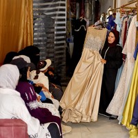 Calon pengantin di Gaza, Palestina kesulitan menemukan gaun pengantin baru. Para importir menyebut keterlambatan pengiriman, ongkos logistik yang mahal, hingga pembatasan bahan seperti kristal penghias gaun pengantin mewah menjadi penyebab kelangkaan dan lonjakan harga gaun pengantin. Tak hanya itu, banyak tempat usaha jahit juga rusak akibat konflik. Foto: REUTERS/Mahmoud Issa