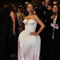 Tahun ini menjadi Cannes pertama bagi aktris Asmara Abigail. Maka untuk momen spesial tersebut, ia mengandalkan gaun Stella Rissa yang dilengkapi korset dengan cone bra yang ekspresif. (Foto: Instagram)