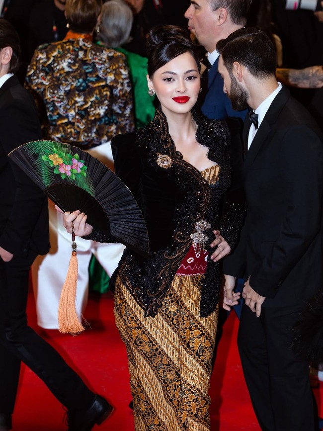 Jolene Marie Cholock-Rotinsulu juga perdana eksis di Cannes. Bertepatan dengan hari ulang tahunnya, Puteri Indonesia Lingkungan 2019 juga merayakan budaya Indonesia dengan berbalut kebaya rancangan Intan Avantie. (Foto: Instagram)