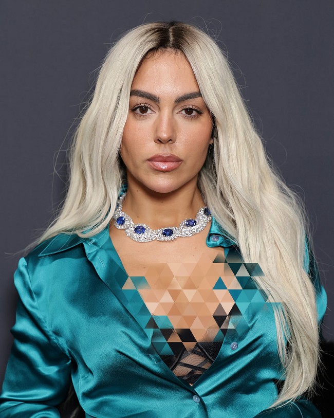 Menambahkan detail glamour pada penampilannya, Georgina mengenakan kalung blue sapphire dari brand Chopard yang mencuri atensi. Kalung bertabur bebatuan mewah itu harganya diperkirakan mencapai 300.000 Euro atau sekitar Rp 6 miliar. Foto: Getty Images for Kering/Daniele Venturelli
