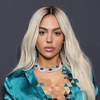 Menambahkan detail glamour pada penampilannya, Georgina mengenakan kalung blue sapphire dari brand Chopard yang mencuri atensi. Kalung bertabur bebatuan mewah itu harganya diperkirakan mencapai 300.000 Euro atau sekitar Rp 6 miliar. Foto: Getty Images for Kering/Daniele Venturelli