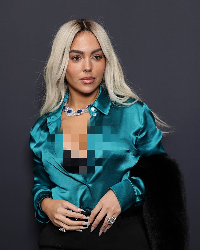 Selain kalungnya, yang juga menjadi sorotan dari penampilan Georgina adalah rambutnya. Wanita 32 tahun itu tampil dengan warna rambut baru. Dia tak lagi tampil dengan rambut panjang brunette andalannya dan menggantinya dengan warna pirang platinum. Foto: Getty Images for Kering/Daniele Venturelli