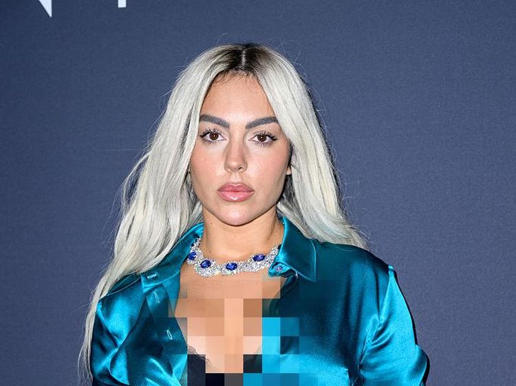 Georgina Rodriguez Tiru Gaya Madonna di Cannes, Pamer Bra Renda