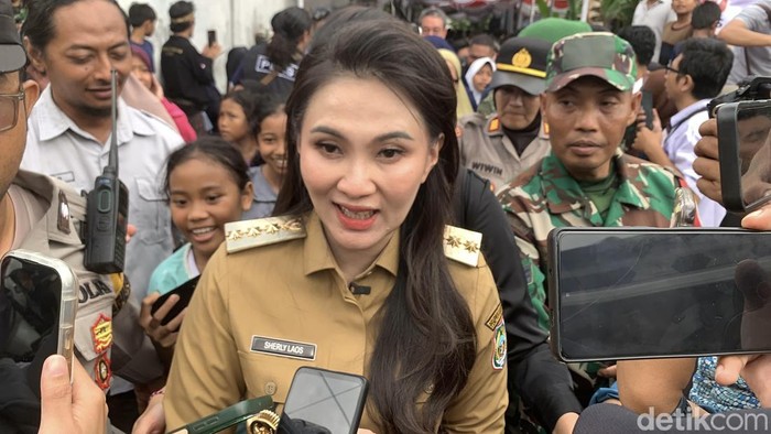 Gubernur Maluku Utara, Sherly Tjoanda, saat mengunjungi Desa Dasan Geria, Kecamatan Lingsar, Lombok Barat, NTB, Selasa (19/5/2026). (Foto: M Zahiruddin/detikBali)