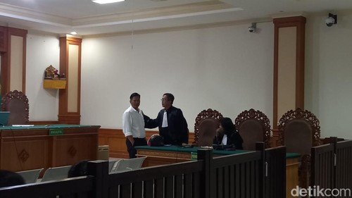I Wayan Suaba dan I Gede Suteja Winatha saat menjalani sidang vonis kasus korupsi BUMDes Kerta Laba, Selasa, (19/5/2026).