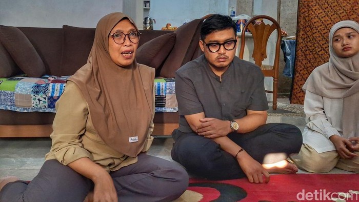 Ibunda Thoudy Badai, Hani Hanifa Humanisa (56) (kiri) saat berbincang dengan awak media, Selasa (19/5/2026).