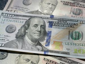 Nilai Tukar Rupiah ke Dolar AS Diprediksi Terus Melemah, Bisa Rp 18 Ribu