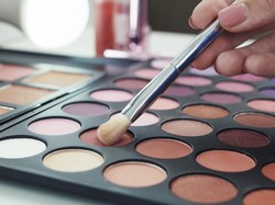 Video: Pemula Wajib Tahu! Trik Pakai Eyeshadow Rapi Cuma Modal Cotton Bud