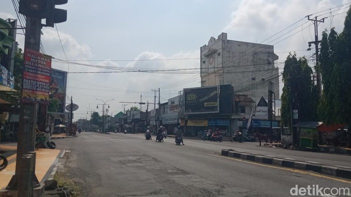 Jalan raya Jogja-Solo di tengah Kota Delanggu, Klaten.