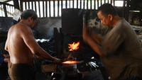 Permintaan parang, pisau, hingga kapak meningkat menjelang Idul Adha 1447 Hijriah di sejumlah sentra pandai besi tradisional. ANTARA FOTO/Angga Palguna