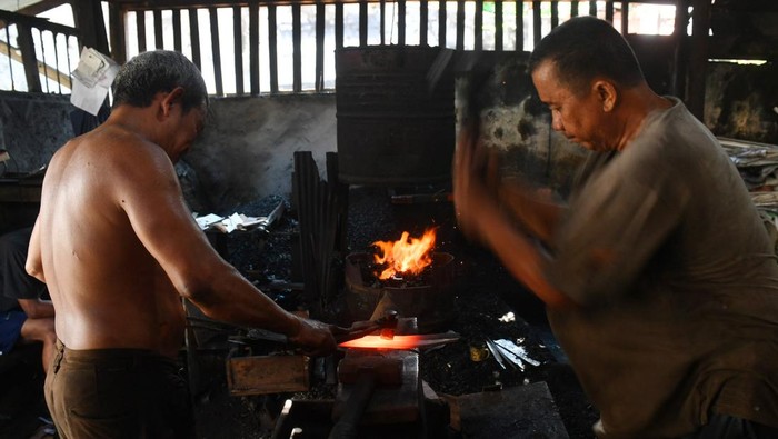 Pekerja menyelesaikan pembuatan parang di bengkel pandai besi tradisional Usaha Karya, Gunung Malang, Balikpapan, Kalimantan Timur, Kamis (14/5/2026). Menurut pelaku usaha, menjelang Idul Adha 1447 Hijriah jumlah permintaan pembuatan parang, pisau hingga kapak naik mencapai 15 buah di bandingkan pada hari biasa hanya memproduksi rata-rata tujuh buah per hari yang dijual dengan harga Rp50 ribu hingga Rp600 ribu per buah. ANTARA FOTO/Angga Palguna/nym.