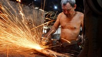 Di Balikpapan, Kalimantan Timur, perajin mengaku jumlah pesanan naik menjadi sekitar 15 buah per hari dibanding hari biasa yang rata-rata hanya tujuh buah. ANTARA FOTO/Angga Palguna