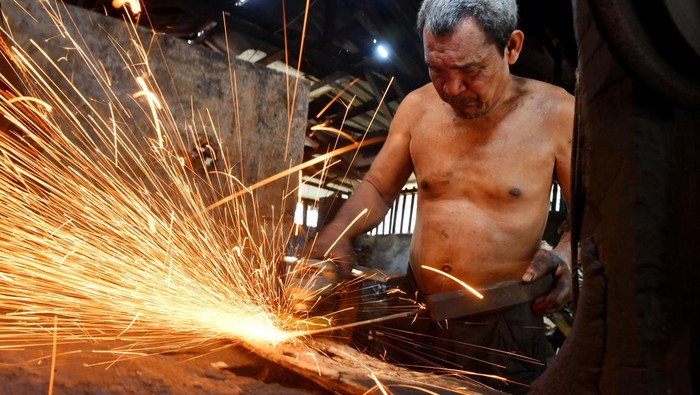 Pekerja menyelesaikan pembuatan parang di bengkel pandai besi tradisional Usaha Karya, Gunung Malang, Balikpapan, Kalimantan Timur, Kamis (14/5/2026). Menurut pelaku usaha, menjelang Idul Adha 1447 Hijriah jumlah permintaan pembuatan parang, pisau hingga kapak naik mencapai 15 buah di bandingkan pada hari biasa hanya memproduksi rata-rata tujuh buah per hari yang dijual dengan harga Rp50 ribu hingga Rp600 ribu per buah. ANTARA FOTO/Angga Palguna/nym.