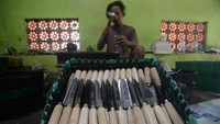 Produk tersebut didistribusikan ke berbagai daerah di Indonesia seiring meningkatnya kebutuhan alat pemotong menjelang Idul Adha. ANTARA FOTO/Aloysius Jarot Nugroho