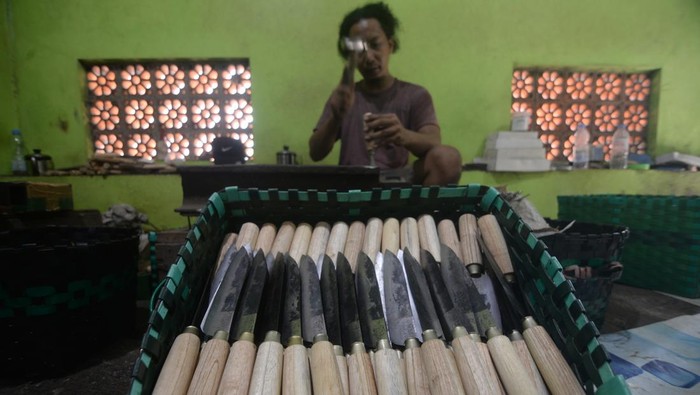 Pekerja mewarnai gagang kayu saat pembuatan pisau di Kranggan, Polanharjo, Klaten, Jawa Tengah, Selasa (19/5/2026). Menurut perajin, dalam sehari mereka dapat memproduksi 80 hingga 100 kodi pisau dalam berbagai ukuran untuk memenuhi permintaan pasar menjelang Idul Adha 1447 H ke berbagai daerah di Indonesia. ANTARA FOTO/Aloysius Jarot Nugroho/hma