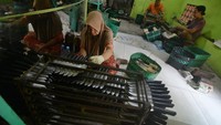 Sementara itu, perajin pisau di Klaten, Jawa Tengah, mampu memproduksi 80 hingga 100 kodi pisau berbagai ukuran setiap hari untuk memenuhi permintaan pasar. ANTARA FOTO/Aloysius Jarot Nugroho