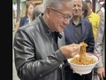 Manusia Rp 3.400 Triliun Makan Mie Murah di Pinggir Jalan