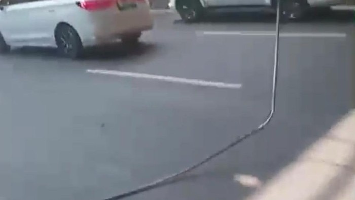 Kabel listrik menjuntai hingga ke jalanan di Semanggi, Jakarta Pusat. Pengendara diimbau berhati-hati. (Dok TMC Polda Metro).