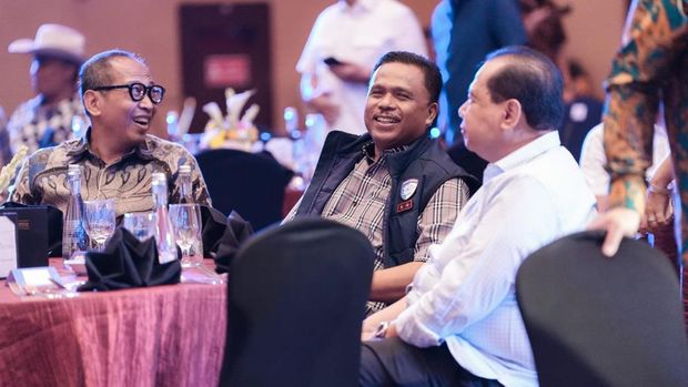 Kakorlantas Polri Irjen Agus Suryonugroho memberikan piagam ke Chairman CT Corp Chairul Tanjung (CT)
