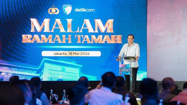 Kakorlantas Polri Irjen Agus Suryonugroho memberikan piagam ke Chairman CT Corp Chairul Tanjung (CT)