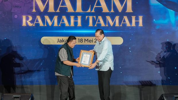 Kakorlantas Polri Irjen Agus Suryonugroho memberikan piagam ke Chairman CT Corp Chairul Tanjung (CT)