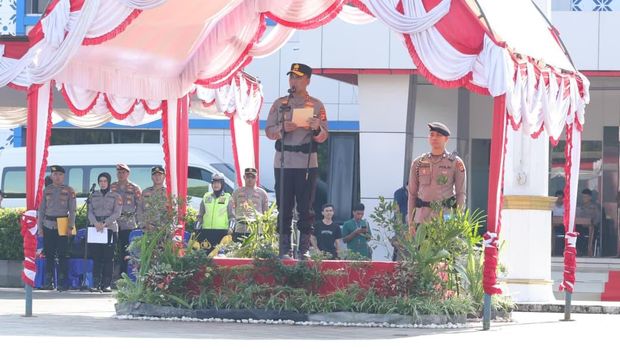 Kapolda Sumsel Irjen Pol Sandi Nugroho memimpin  Apel Sabuk Kamtibmas di Lapangan Pemkab Empat Lawang
