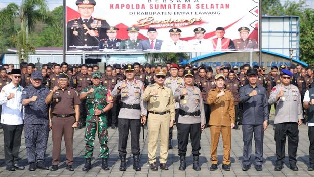Kapolda Sumsel Irjen Pol Sandi Nugroho memimpin  Apel Sabuk Kamtibmas di Lapangan Pemkab Empat Lawang