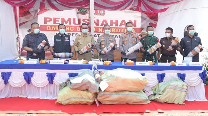 Kapolda Sumsel Irjen Sandi Nugroho pimpin pemusnahan barang bukti 200 kg ganja (dok.istimewa)