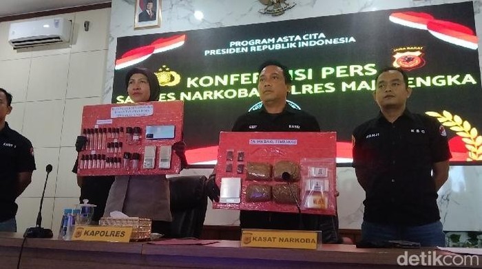 Kapolres Majalengka AKBP Rita Suwadi serta Kasat Narkoba Polres Majalengka AKP Sigit Purnomo saat menunjukkan barang bukti milik SM