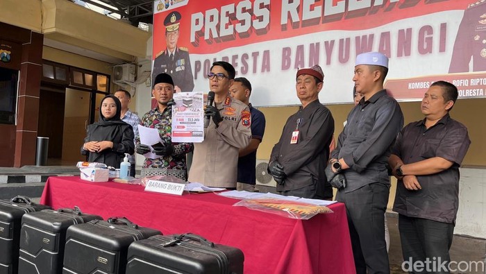 Kapolresta Banyuwangi Kombes Rofiq Ripto Himawan menunjukan sejumlah barang bukti dari kejahatan penipuan perjalanan umrah dan haji.