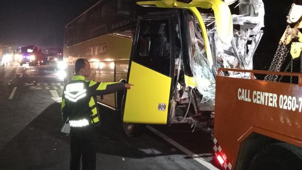 Kecelakaan bus di Tol Cipali, Purwakarta Kecelakaan bus di Tol Cipali, Purwakarta