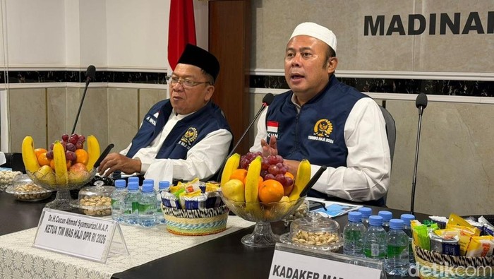 Ketua Timwas HajI DPR, Cucun Ahmad Syamsurijal (peci putih) dalam rapat evaluasi penyelenggaraan haji Daker Madinah, Senin (18/5)