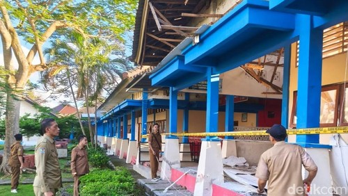 Kondisi bangunan SMAN 7 Mataram seusai atapnya ambruk pada Selasa (19/5/2026). (Foto: Ahmad Viqi/detikBali)