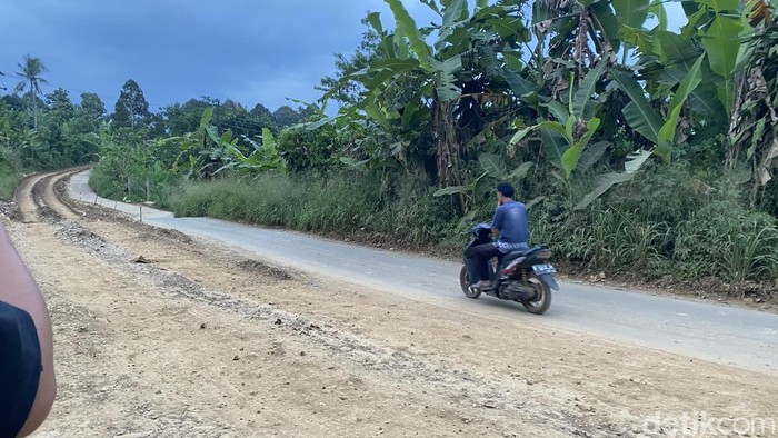 Kondisi jalan yang dilintasi truk pengangkut material tambang