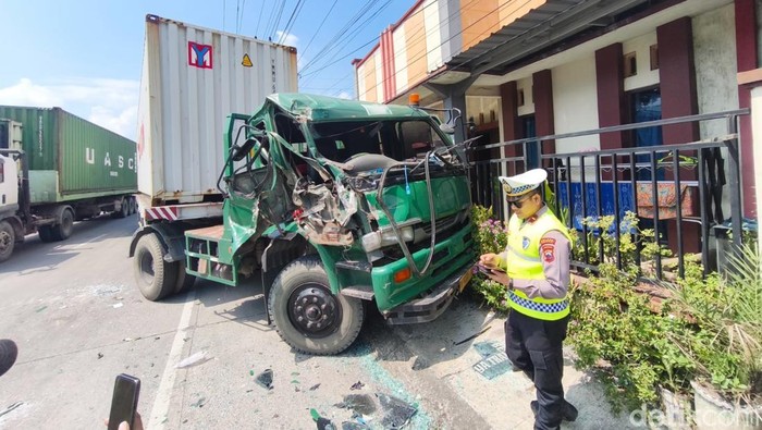 Kondisi truk tronton tabrak pagar rumah di jalur Pantura Demak, Selasa (19/5/2026) siang.